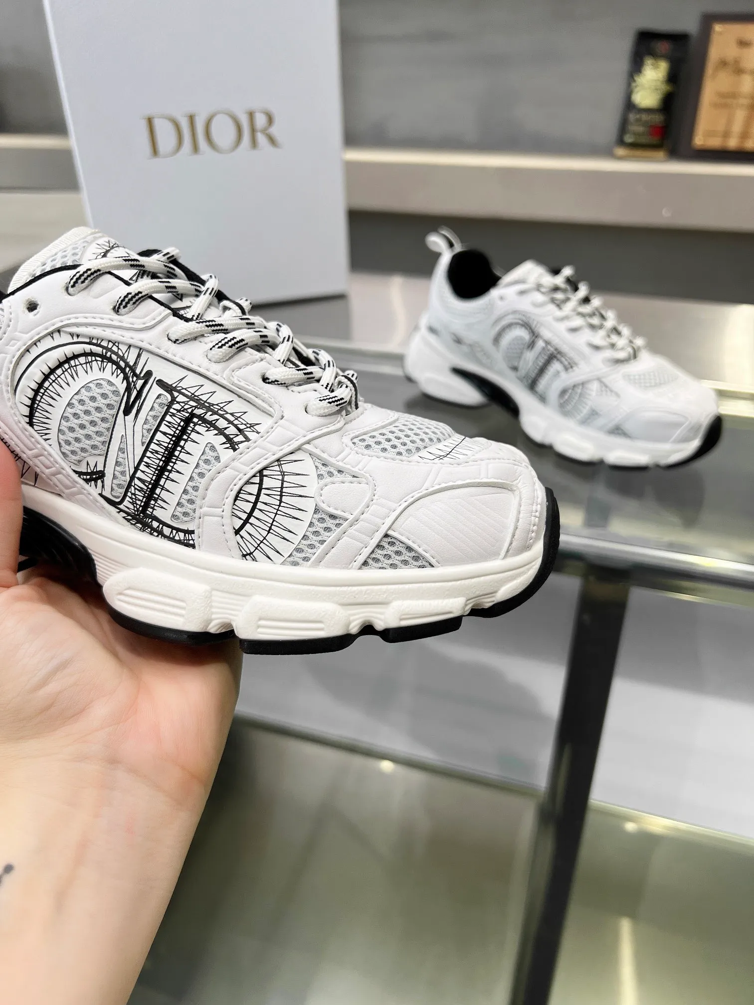 👟👟Ex-factory price 600👟👟 Women's shoes, women's clothing, women's shoes, women's clothing 2024's latest hot model Reba's brand new CHRONO shoes, the same model as Dior's DIOR, have a large amount of silver glossy structure and gray mesh material. The rebound of the sole has also been improved. The ultra-light outsole feels great👍👍👍. It has been increased by 5 centimeters. The recently popular thick-soled style makes you fall in love with it at first glance. The size is 35-40.
